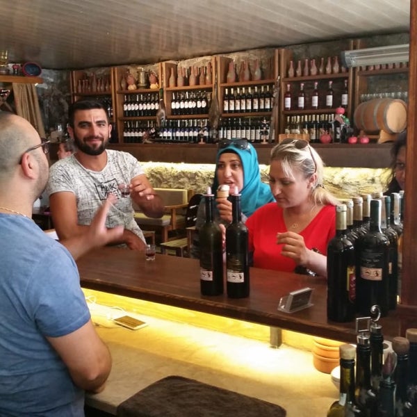 รูปภาพถ่ายที่ Yorgo Restoran&amp;Wine house โดย Özgür S. เมื่อ 7/1/2018