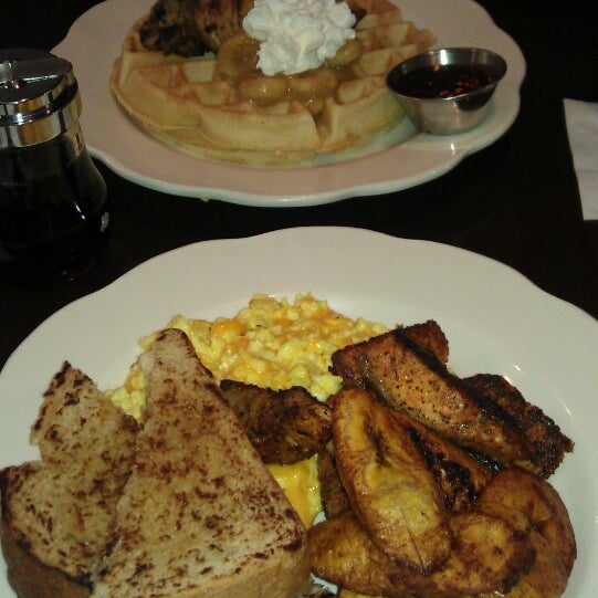 Foto scattata a MangoSeed Restaurant da Christina C. il 3/24/2013