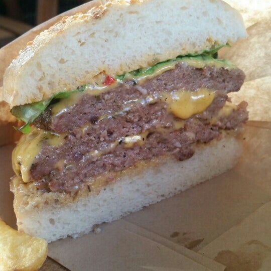 Photo taken at Mm&amp;G&#39;s Burger by Gözde B. on 5/27/2016