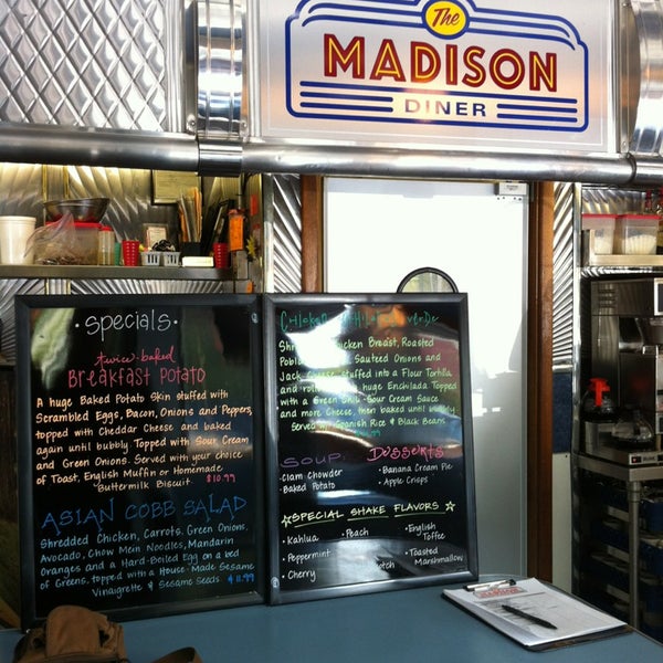 รูปภาพถ่ายที่ The Madison Diner โดย Meg J. เมื่อ 8/26/2013