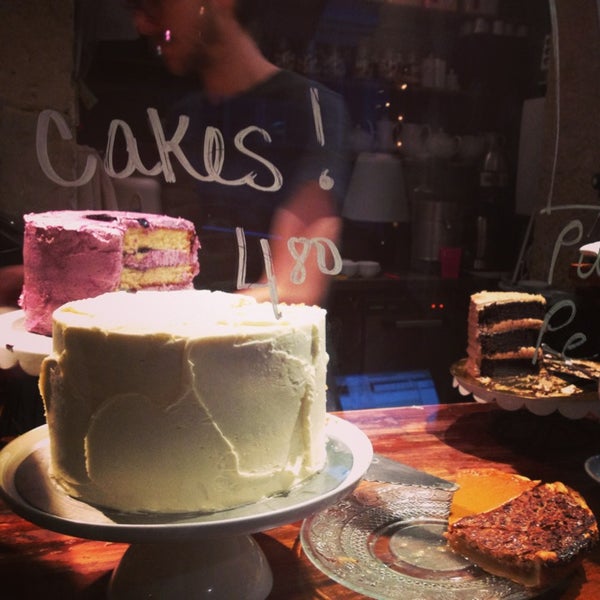Das Foto wurde bei Sugarplum Cake Shop von Maroa L. am 11/28/2013 aufgenommen