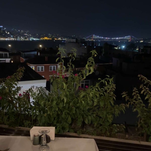 รูปภาพถ่ายที่ Roof Mezze 360 Restaurant โดย Basmah เมื่อ 7/14/2023