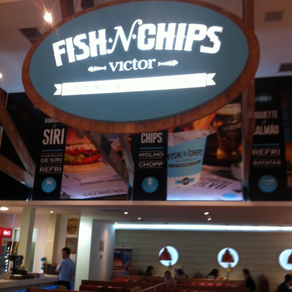 Photo taken at Victor Fish &#39;n&#39; Chips by Roberto H. on 5/13/2013