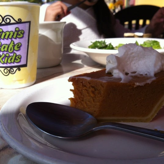 Photo taken at Mimi&#39;s Bistro + Bakery by Vanessa Y. on 11/22/2012