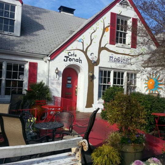 Foto tirada no(a) Cafe Jonah and The Magical Attic por Marichelle R. em 12/28/2012