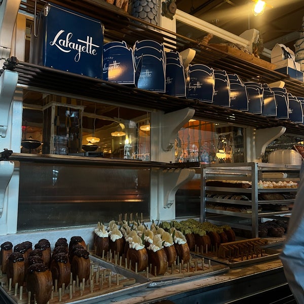 Foto diambil di Lafayette Grand Café &amp; Bakery oleh NA pada 1/26/2024