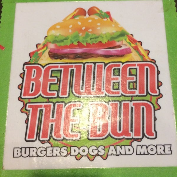 Foto tirada no(a) Between the Bun - Burgers, Dogs and More por Austin M. em 6/28/2014