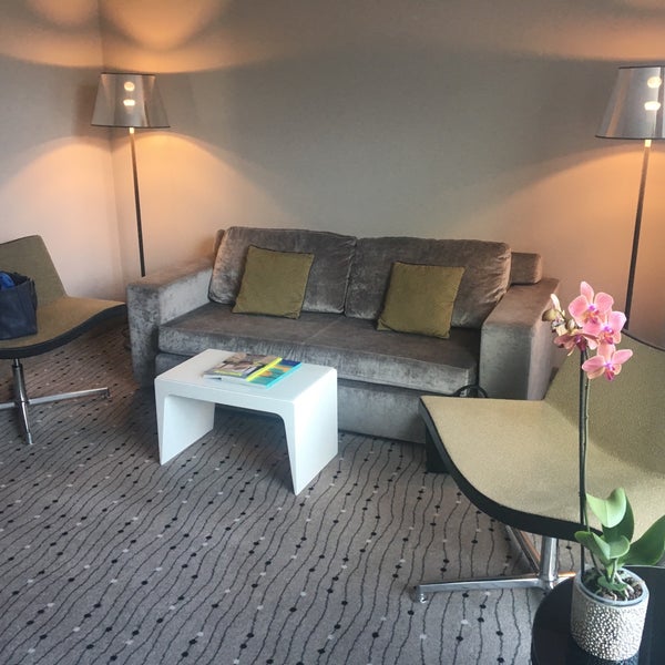 Foto scattata a Steigenberger Hotel am Kanzleramt da Rosalie 7. il 7/26/2019