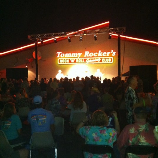 Foto diambil di Tommy Rocker&#39;s Mojave Beach Bar &amp; Grill oleh Argena H. pada 10/20/2012