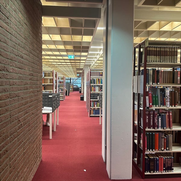 Foto diambil di Staats- und Universitätsbibliothek Carl von Ossietzky oleh Rm i. pada 1/28/2023