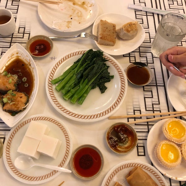 Foto diambil di Triple Crown Restaurant oleh Turner U. pada 9/22/2019