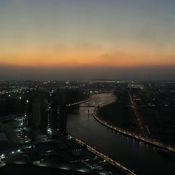 5/5/2023 tarihinde 3zzozziyaretçi tarafından V Hotel Dubai, Curio Collection by Hilton'de çekilen fotoğraf