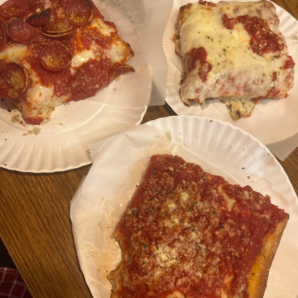 9/26/2023 tarihinde Benjamin H.ziyaretçi tarafından New York Pizza Suprema'de çekilen fotoğraf