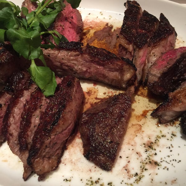 รูปภาพถ่ายที่ Christos Steakhouse โดย Angie J. เมื่อ 11/29/2015