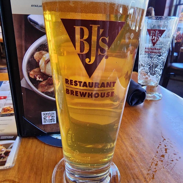 Photo taken at BJ&#39;s Restaurant &amp; Brewhouse by Rauno R. on 2/8/2023