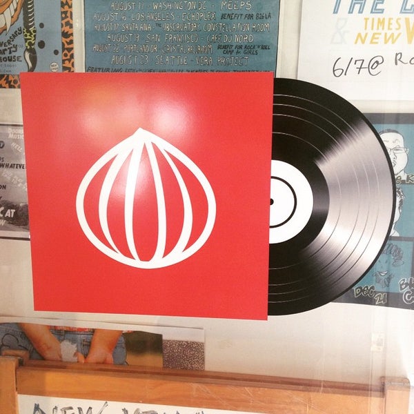 Foto tirada no(a) Red Onion Records &amp; Books por Andrew G. em 4/18/2015