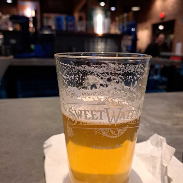 Foto tirada no(a) SweetWater Brewing Company por loveliness em 12/16/2022