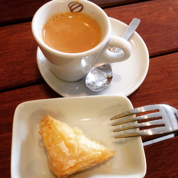 Café espresso com blend Octávio Café, extraído por baristas, e um docinho árabe delicioso!