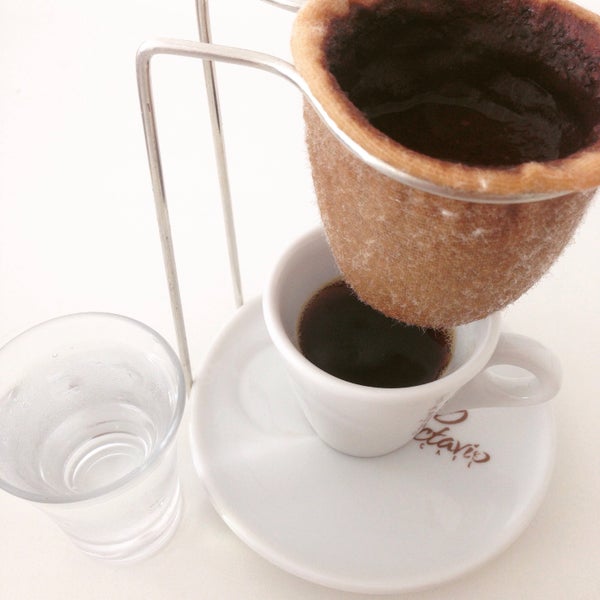 รูปภาพถ่ายที่ Travel And Coffee To Go โดย Gabriela N. เมื่อ 4/6/2015