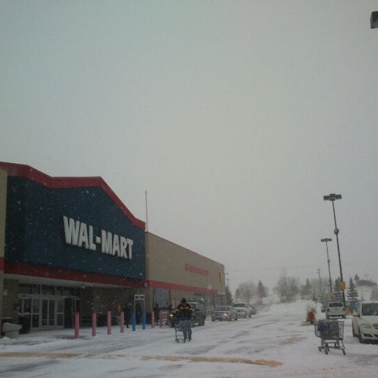 Das Foto wurde bei Walmart Supercentre von Karen H. am 2/8/2013 aufgenommen