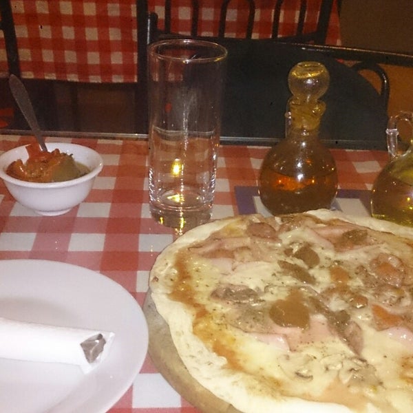 Photo prise au Napoli Pizza &amp; Pasta par Oscar Giancarlo U. le11/28/2014
