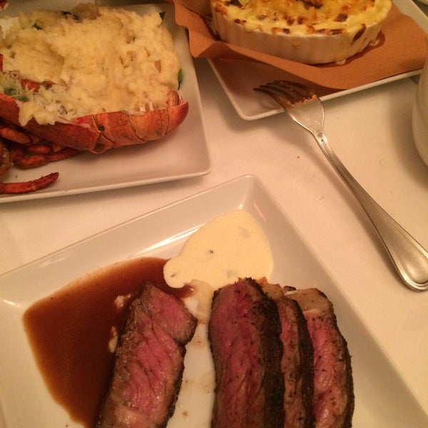 รูปภาพถ่ายที่ Christos Steakhouse โดย Matthew เมื่อ 3/22/2015