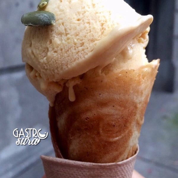 Los conos son bellos y deliciosos, están hechos en la propia heladería. Además, si piden helado en vaso recibirán una galleta de la suerte. En esta temporada otoñal ofrecen helado de calabaza 👌🏻✨