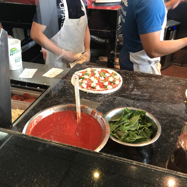 Das Foto wurde bei Pupatella Neapolitan Pizza von Gregg C. am 8/12/2017 aufgenommen