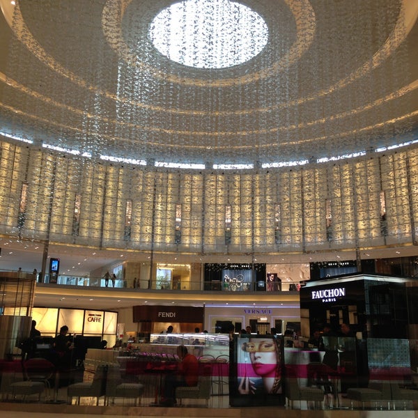 Photo taken at The Dubai Mall by Pornnapa P. on 6/14/2013