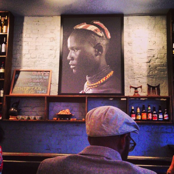 7/1/2013 tarihinde Robert B.ziyaretçi tarafından Bati Ethiopian Restaurant'de çekilen fotoğraf