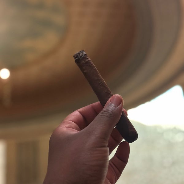 7/11/2023 tarihinde Abdullah S.ziyaretçi tarafından Turquoise Cigar Lounge - Ritz Carlton'de çekilen fotoğraf