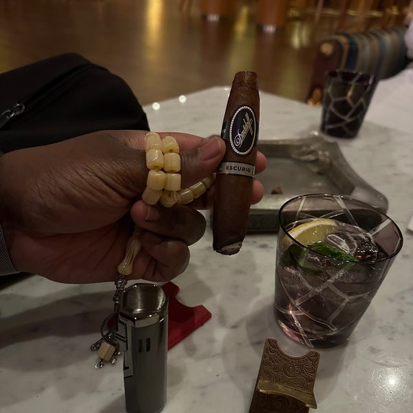 3/28/2023 tarihinde Abdullah S.ziyaretçi tarafından Turquoise Cigar Lounge - Ritz Carlton'de çekilen fotoğraf