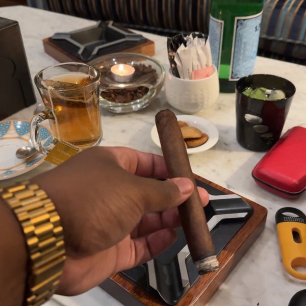 Foto tomada en Turquoise Cigar Lounge - Ritz Carlton  por Abdullah S. el 8/8/2023