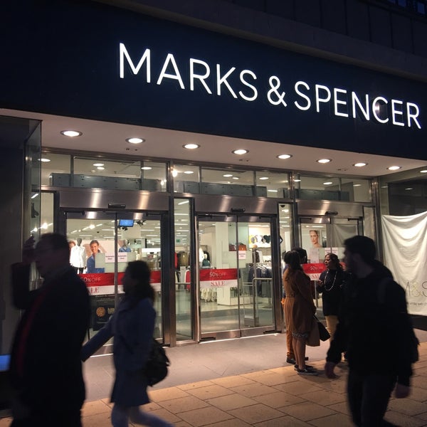 Foto diambil di Marks &amp; Spencer oleh Myo Hlaing A. pada 10/4/2016