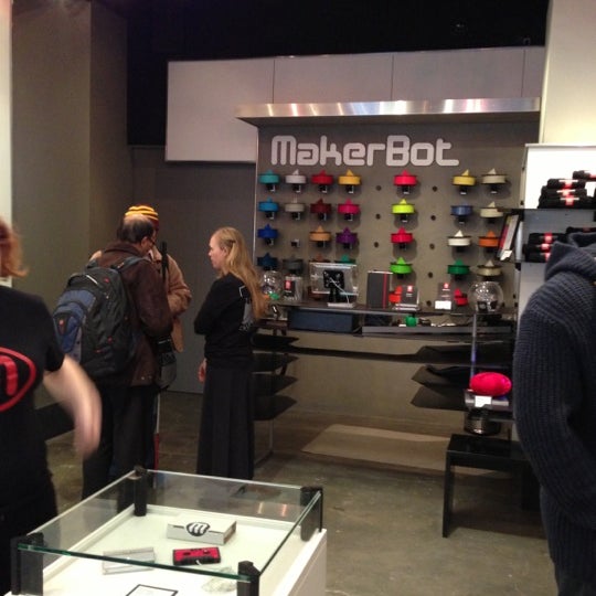 รูปภาพถ่ายที่ MakerBot Store โดย Mari เมื่อ 11/18/2012