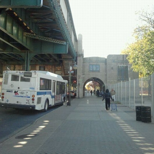 Photos at MTA Subway Westchester Square/E Tremont Ave (6) East