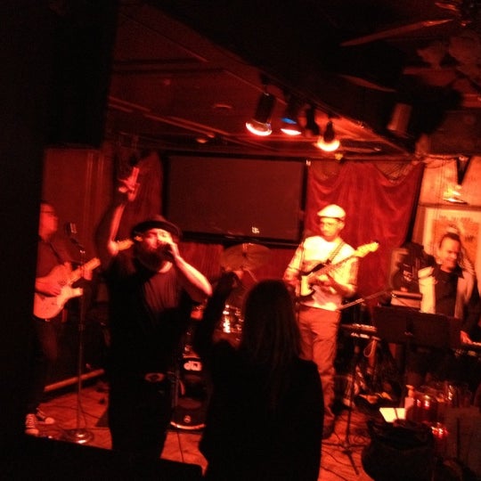 Снимок сделан в Backstage Bar &amp; Grill пользователем Lee C. 2/23/2012