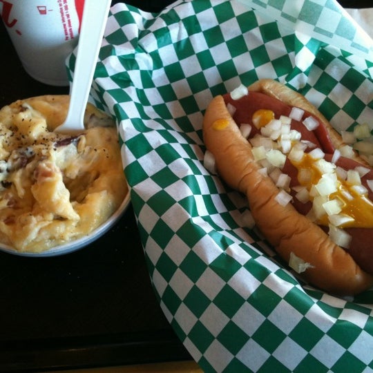 Foto scattata a Zack&#39;s Hotdogs &amp; Hot Sandwiches da Stacy V. il 11/12/2011