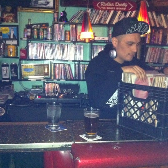 Loves it! DJ Esco Phil on the tables after 9 on Mondays. Old school ska and dancehall, punk rock, 80s bangers. Awesome!