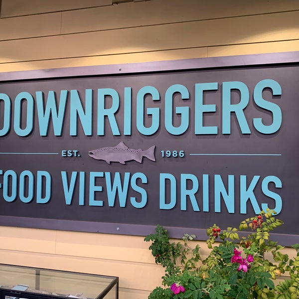 Photo prise au Downriggers Restaurant par Thomas B. le9/27/2020