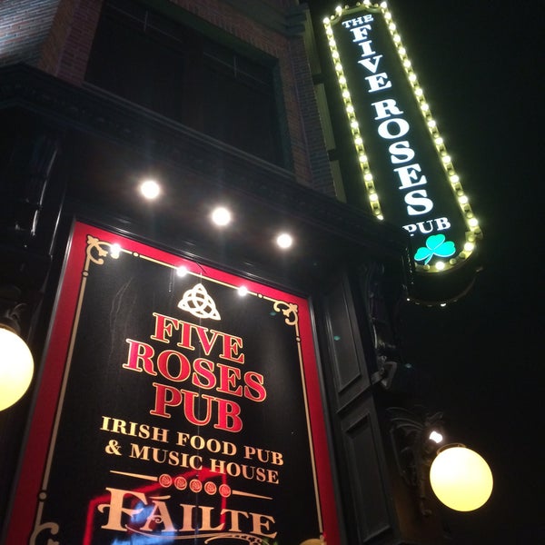Foto tomada en Five Roses Pub  por Audrey S. el 2/8/2015