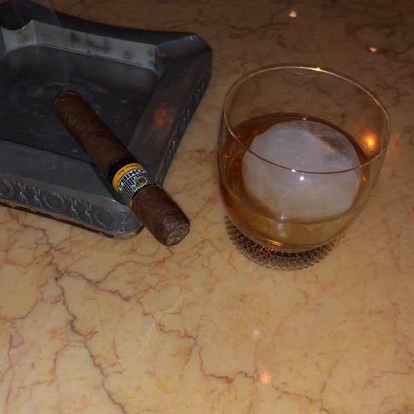 Foto scattata a Turquoise Cigar Lounge - Ritz Carlton da Ae il 8/4/2023