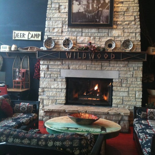รูปภาพถ่ายที่ Wildwood Lodge Clive โดย Kendall P. เมื่อ 12/14/2012