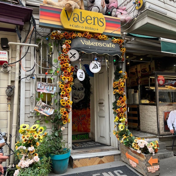 Das Foto wurde bei Valens Cafe Restaurant von Önder Y. am 6/20/2023 aufgenommen