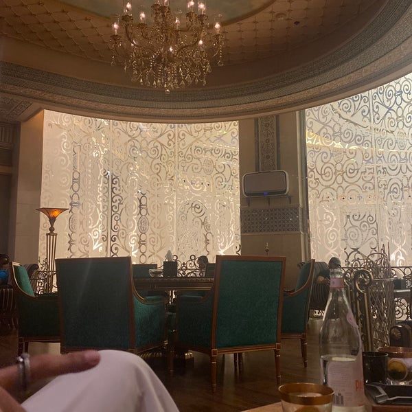Das Foto wurde bei Turquoise Cigar Lounge - Ritz Carlton von Faisal am 9/1/2023 aufgenommen