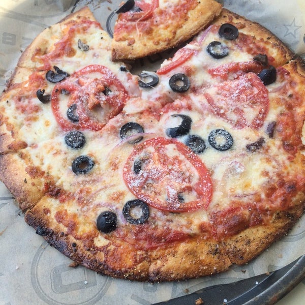 Foto tirada no(a) Pieology Pizzeria por Denean R. em 6/17/2014