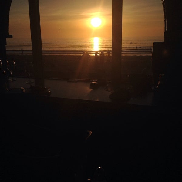Foto diambil di Shores Restaurant oleh Christanna H. pada 5/4/2014