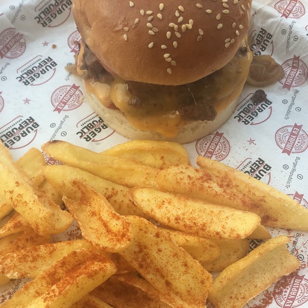 Photo taken at Burger Republic by Canan on 7/29/2018