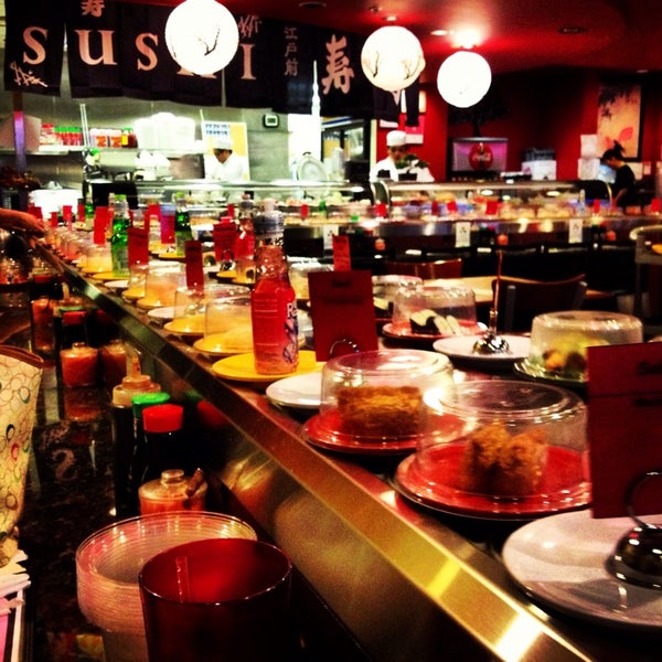 Foto diambil di KiKu Revolving Sushi oleh Jason💥 V. pada 8/10/2013