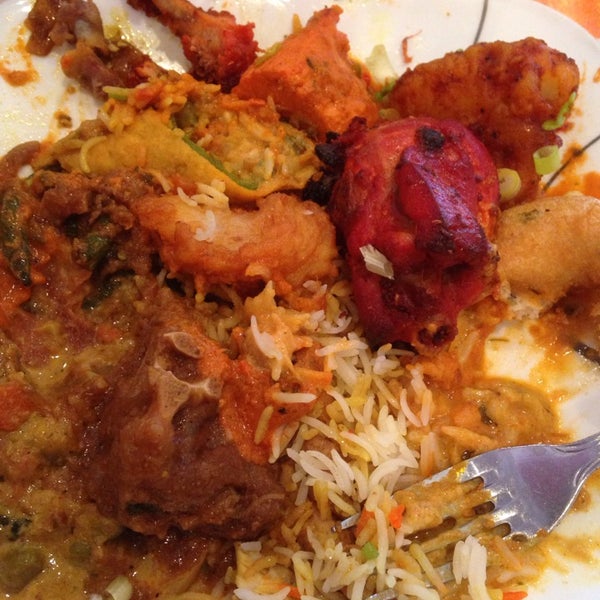 Снимок сделан в Aman&#39;s Authentic Indian Cuisine пользователем Ernest S. 12/20/2013